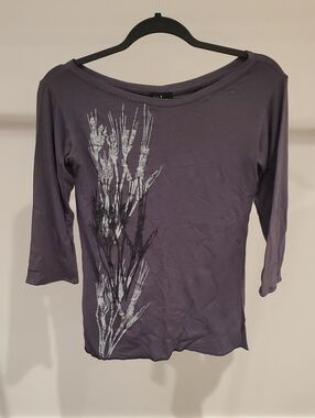 Lilikoi - Women's Slate Gray Three-Quarter Sleeve Graphic Top
